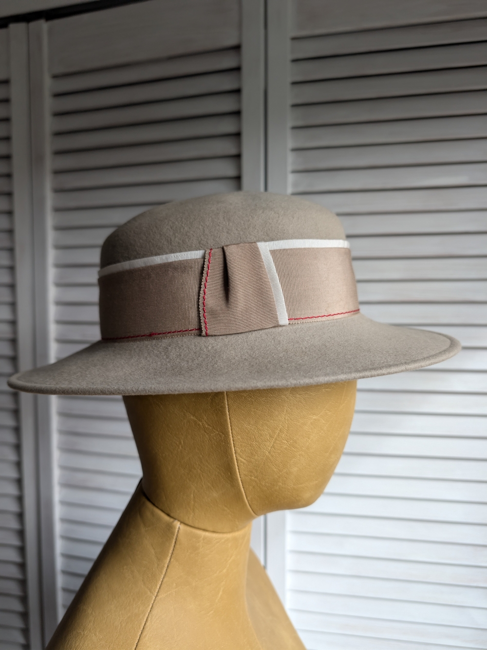 Elegant Beige Wool hat with Contrast Ribbon and Red Stitch